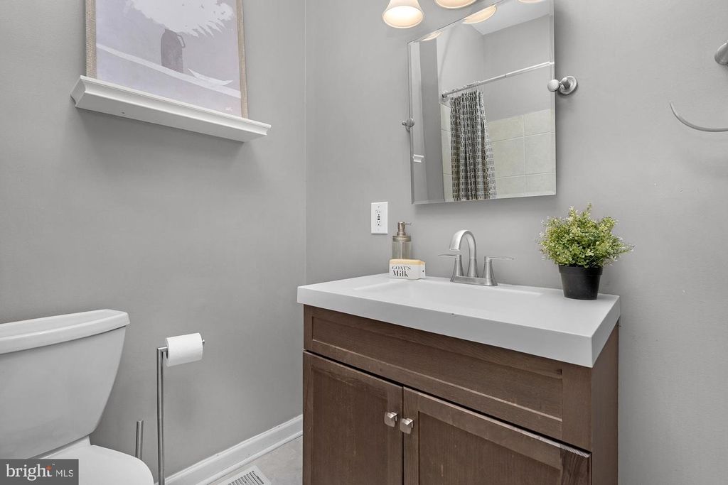 Image 20 of property listing at 733 S POTOMAC ST, Baltimore, MD 21224