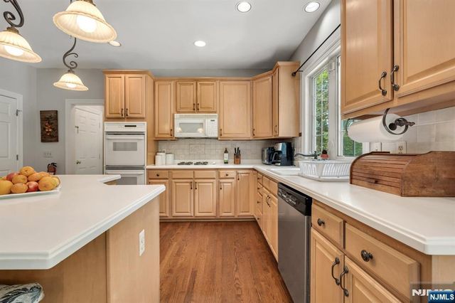 17 Cromwell Drive, Chester Township, NJ 07930