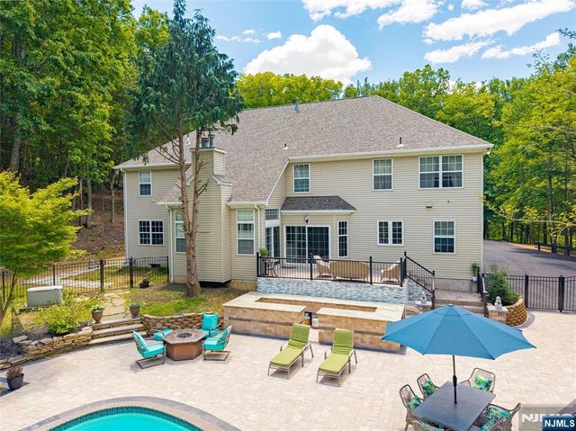 17 Cromwell Drive, Chester Township, NJ 07930