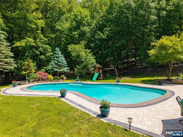 17 Cromwell Drive, Chester Township, NJ 07930
