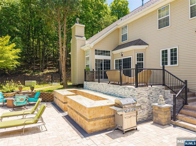 17 Cromwell Drive, Chester Township, NJ 07930