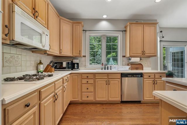 17 Cromwell Drive, Chester Township, NJ 07930