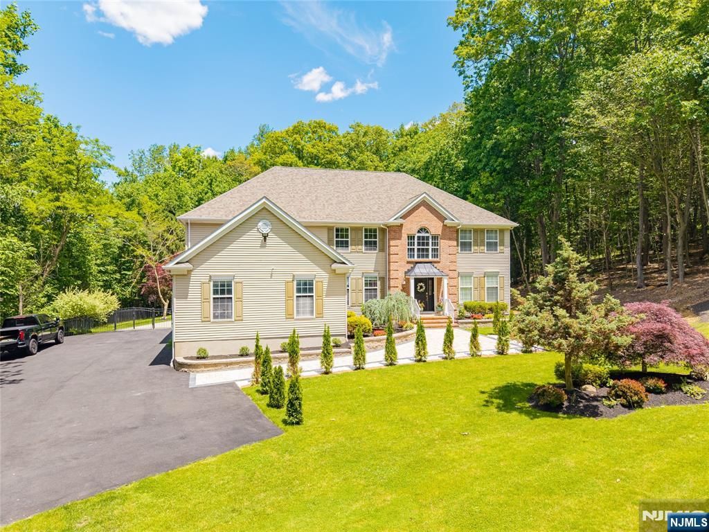 17 Cromwell Drive, Chester Township, NJ 07930