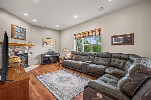 W203N17272 Francis DRIVE, Jackson, WI 53037