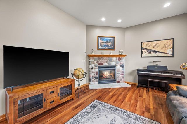 W203N17272 Francis DRIVE, Jackson, WI 53037