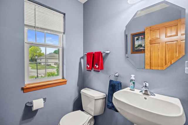 W203N17272 Francis DRIVE, Jackson, WI 53037