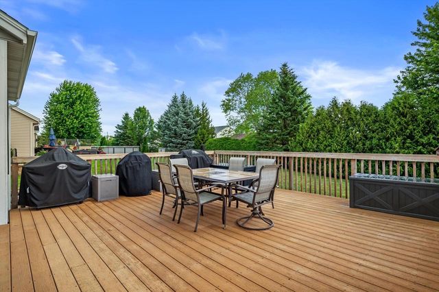 W203N17272 Francis DRIVE, Jackson, WI 53037