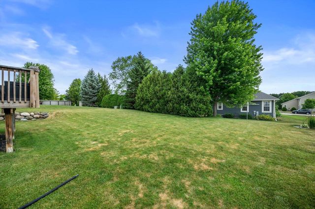 W203N17272 Francis DRIVE, Jackson, WI 53037