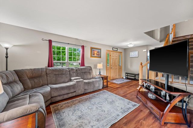 W203N17272 Francis DRIVE, Jackson, WI 53037