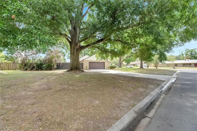 2207 PARKWOOD DRIVE, Valrico, FL 33594
