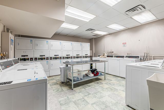 33 W Delaware Place 14F, Chicago, IL 60610