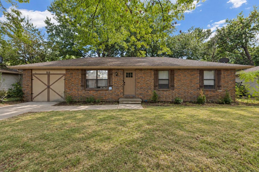 212 E Deanna Lane, Nixa, MO 65714