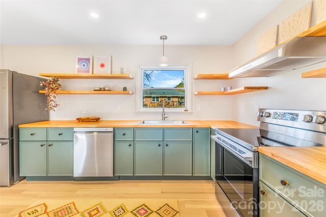 11 Clinton Street, Weaverville, NC 28787