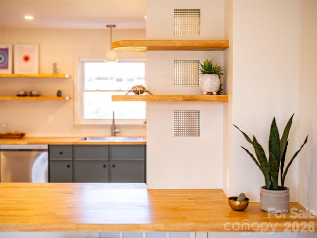 11 Clinton Street, Weaverville, NC 28787