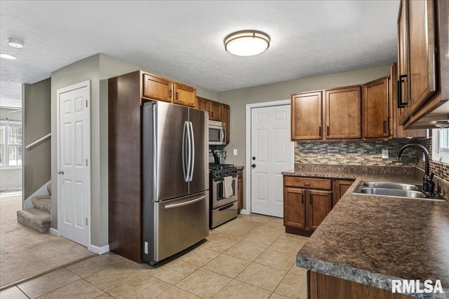 705 N Bunchberry Court, Athens, IL 62613
