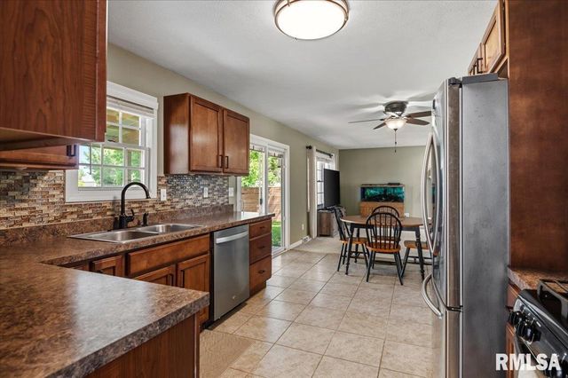 705 N Bunchberry Court, Athens, IL 62613