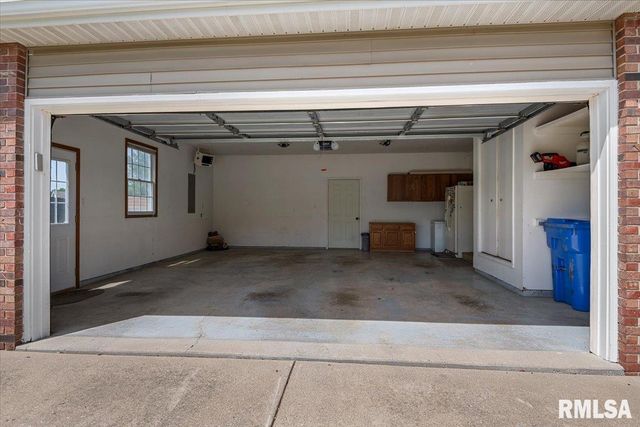705 N Bunchberry Court, Athens, IL 62613
