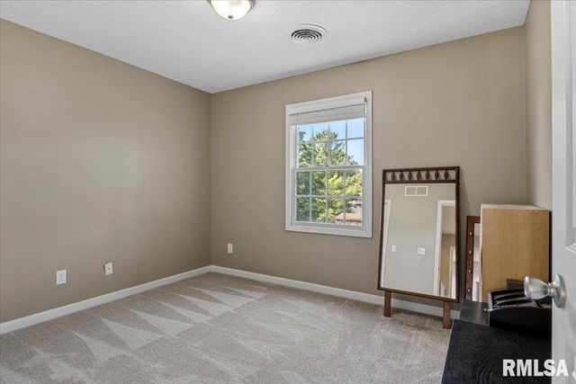 705 N Bunchberry Court, Athens, IL 62613