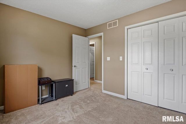 705 N Bunchberry Court, Athens, IL 62613