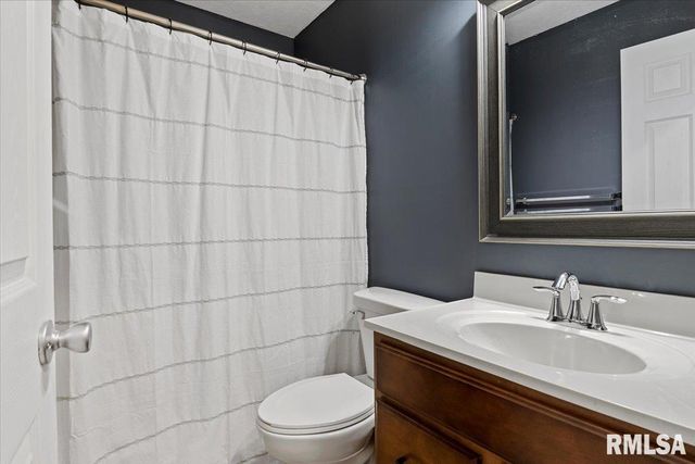 705 N Bunchberry Court, Athens, IL 62613
