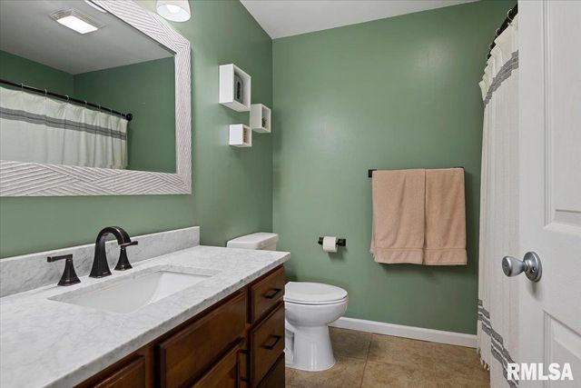 705 N Bunchberry Court, Athens, IL 62613