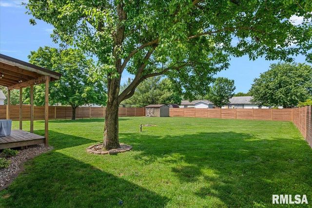 705 N Bunchberry Court, Athens, IL 62613