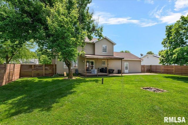 705 N Bunchberry Court, Athens, IL 62613