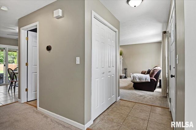 705 N Bunchberry Court, Athens, IL 62613