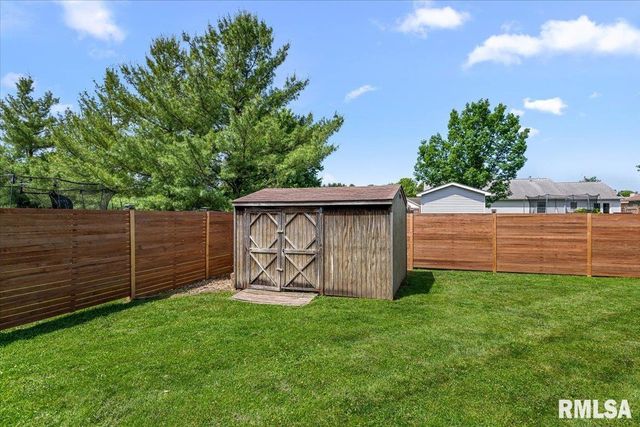 705 N Bunchberry Court, Athens, IL 62613