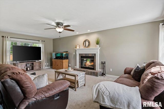 705 N Bunchberry Court, Athens, IL 62613