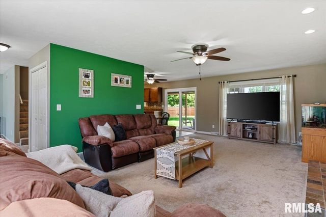 705 N Bunchberry Court, Athens, IL 62613