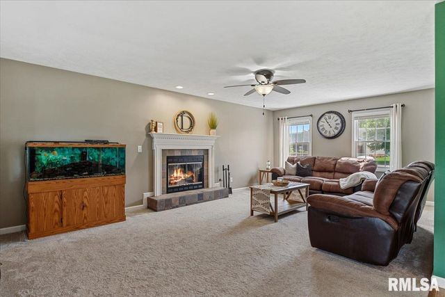 705 N Bunchberry Court, Athens, IL 62613
