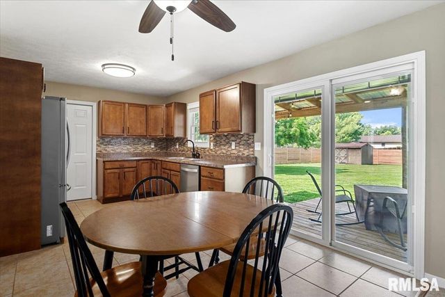 705 N Bunchberry Court, Athens, IL 62613