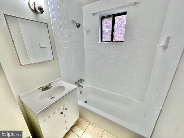 4422 GREENWICH PKWY NW, Washington, DC 20007