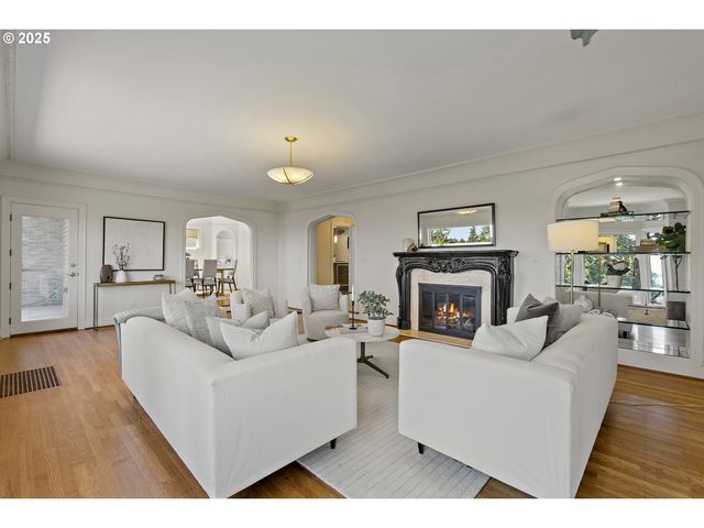 2869 Sw CHAMPLAIN Dr, Portland, OR 97205