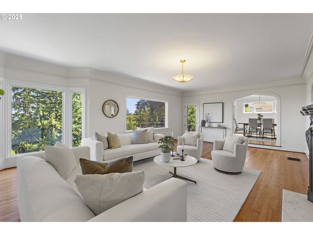 2869 Sw CHAMPLAIN Dr, Portland, OR 97205