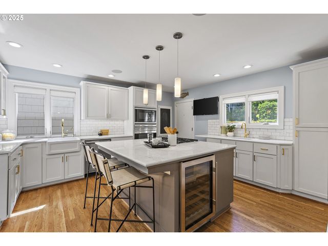 2869 Sw CHAMPLAIN Dr, Portland, OR 97205