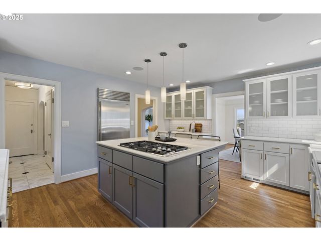 2869 Sw CHAMPLAIN Dr, Portland, OR 97205