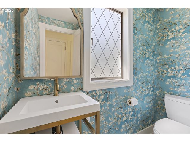 2869 Sw CHAMPLAIN Dr, Portland, OR 97205