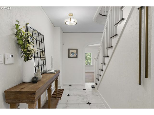 2869 Sw CHAMPLAIN Dr, Portland, OR 97205