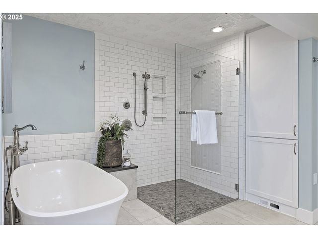 2869 Sw CHAMPLAIN Dr, Portland, OR 97205