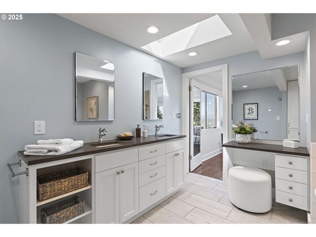 2869 Sw CHAMPLAIN Dr, Portland, OR 97205