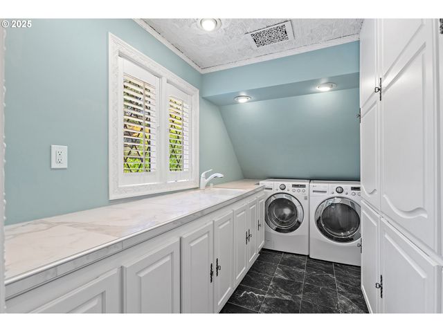 2869 Sw CHAMPLAIN Dr, Portland, OR 97205