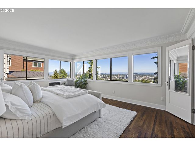 2869 Sw CHAMPLAIN Dr, Portland, OR 97205