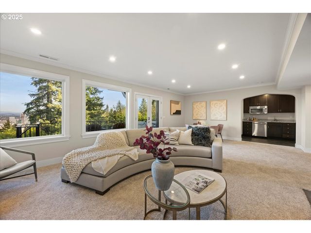 2869 Sw CHAMPLAIN Dr, Portland, OR 97205