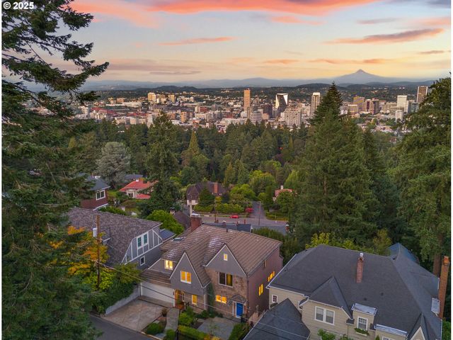 2869 Sw CHAMPLAIN Dr, Portland, OR 97205