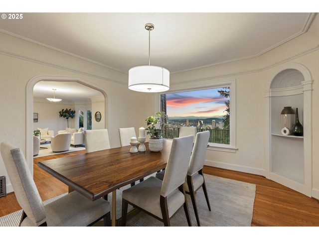 2869 Sw CHAMPLAIN Dr, Portland, OR 97205