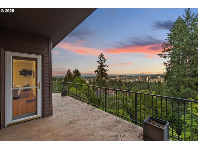 2869 Sw CHAMPLAIN Dr, Portland, OR 97205