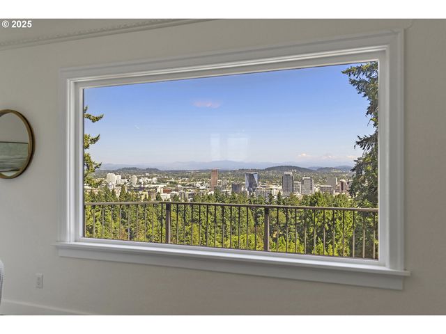 2869 Sw CHAMPLAIN Dr, Portland, OR 97205