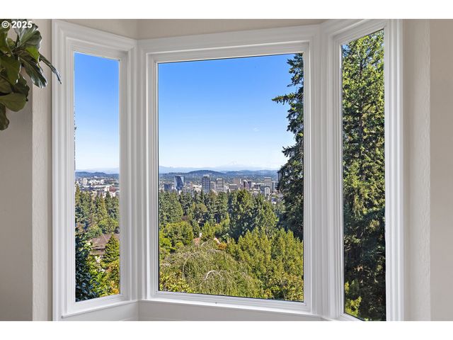 2869 Sw CHAMPLAIN Dr, Portland, OR 97205